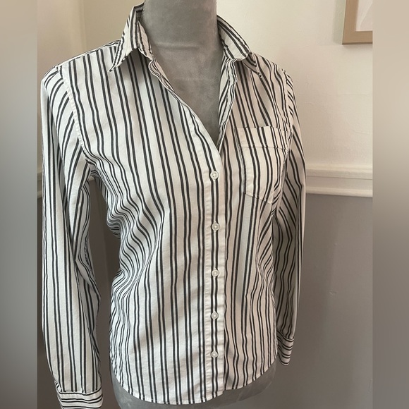 🔵5 For $15🔵 Banana Republic Quinn Boy Fit White & Dark Grey Stripe Button Down - Picture 2 of 8
